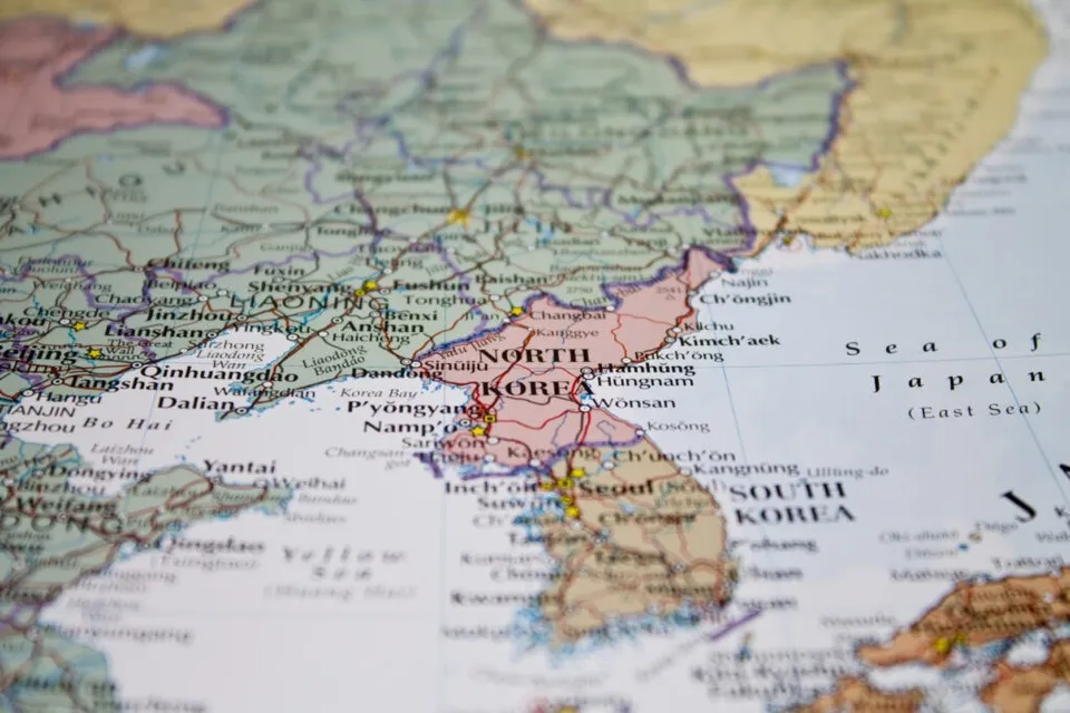 O hartă politică a Asiei de Est arată regiunile China, Coreea de Nord și Coreea de Sud, delimitând și denumind diverse orașe și mări.