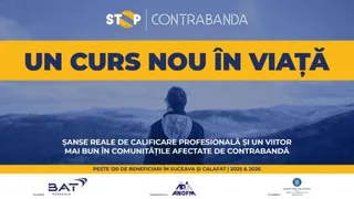 Un bărbat stă cu spatele, privind spre un peisaj montan sub un cer înnorat, sub un text pe fundal galben și albastru.