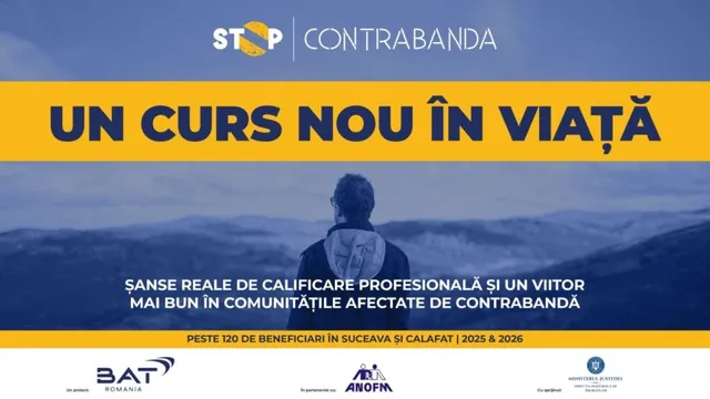 Un bărbat stă cu spatele, privind spre un peisaj montan sub un cer înnorat, sub un text pe fundal galben și albastru.