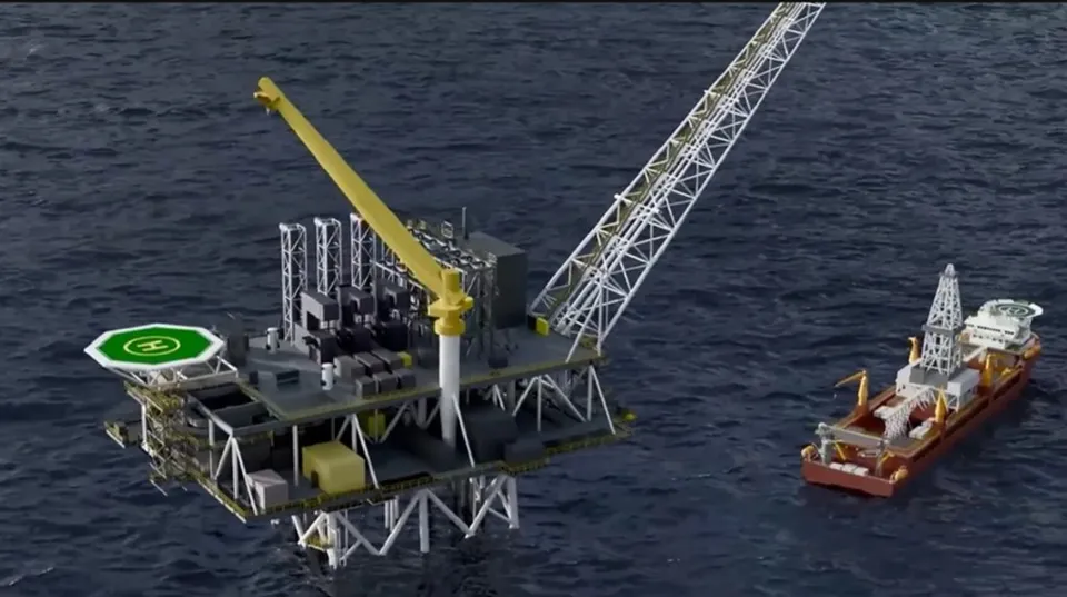 O platformă petrolieră cu o macara galbenă și un elicopter de aterizare este poziționată lângă o navă de lucru pe o suprafață de apă.