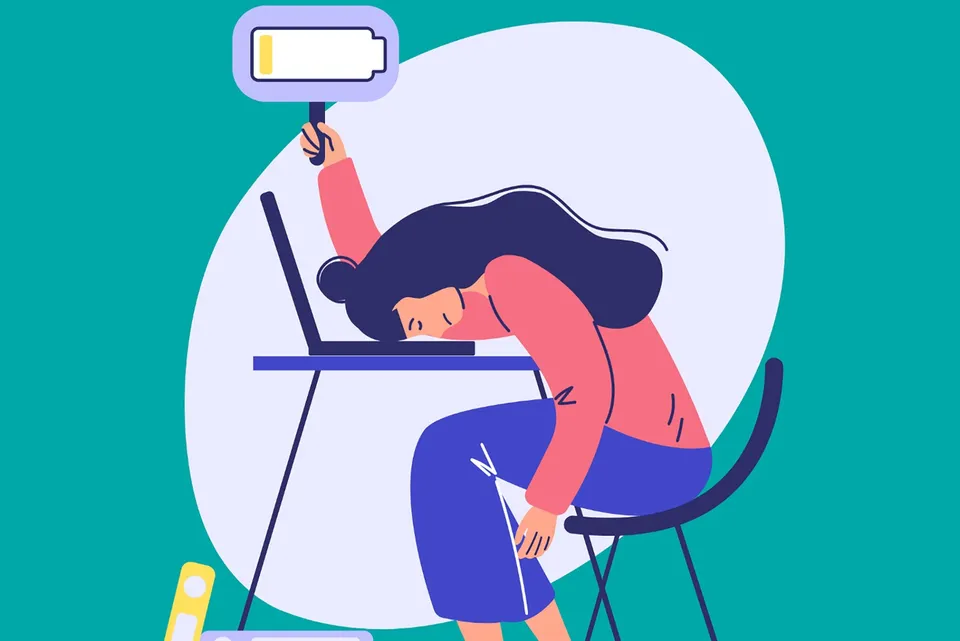 O ilustrație cu o femeie așezată pe un scaun, cu capul sprijinit pe un laptop și mâna ridicată ținând o pictogramă de baterie descărcată.