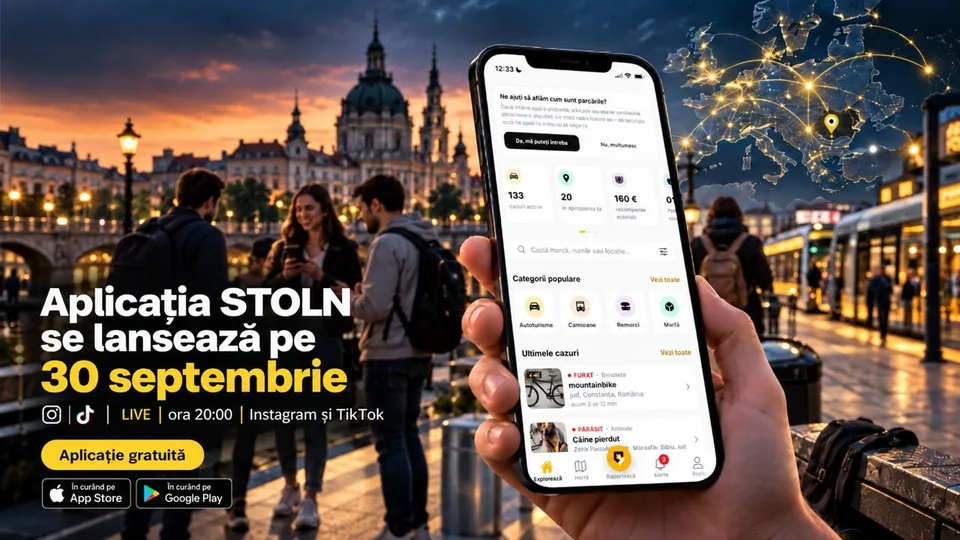 O mână ține un smartphone care afișează o aplicație mobilă, în timp ce în fundal se află oameni și clădiri într-un decor urban la apus.