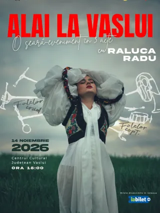 O femeie îmbrăcată într-o rochie albă și un vest brodat poartă un accesoriu voluminos pe cap, stând într-un câmp sub un cer înnorat.