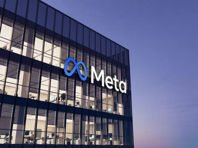 Un logo alb cu textul Meta este montat pe fațada unei clădiri moderne cu ferestre mari de sticlă sub un cer de seară.