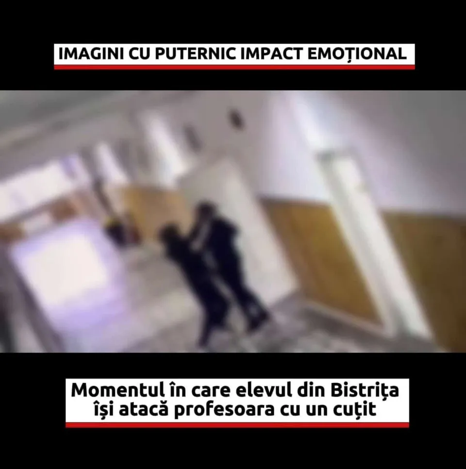 Două siluete întunecate sunt vizibile într-un hol de interior cu pereți deschiși și uși, într-o imagine foarte neclară.
