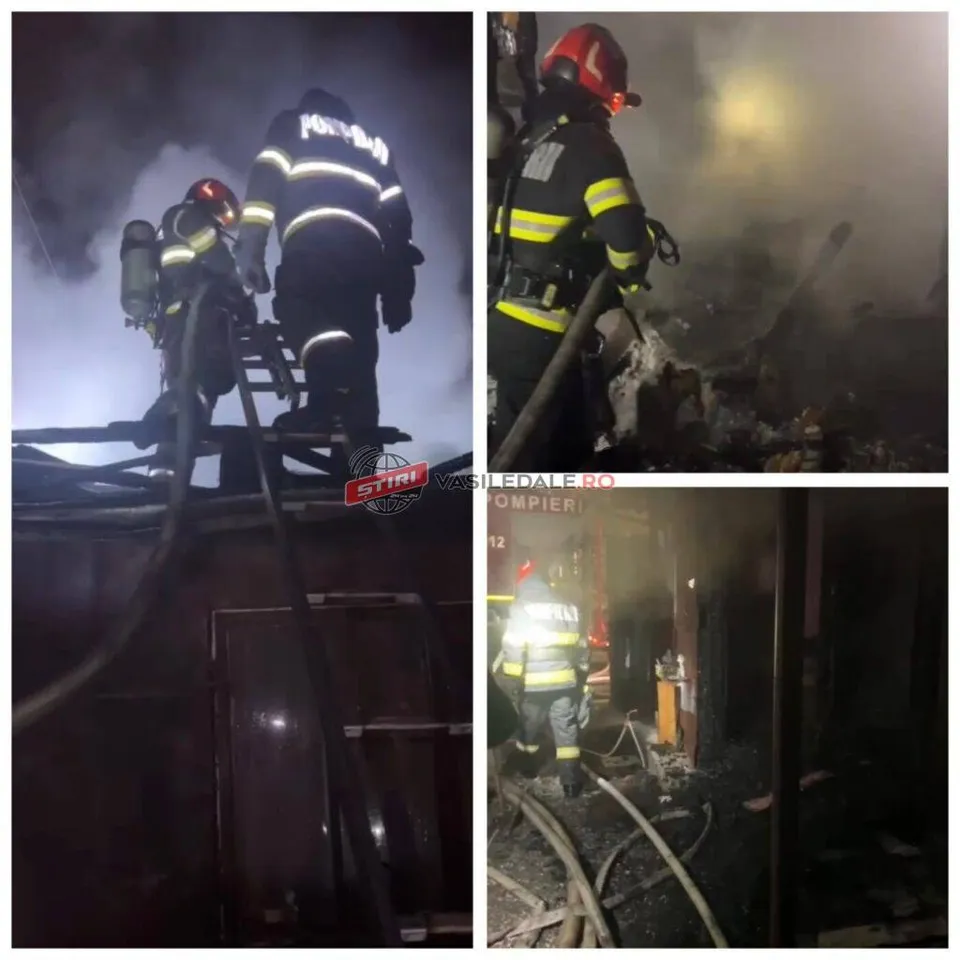 Patru cadre de tip collage prezintă pompieri în echipament de protecție, utilizând furtunuri pentru stingerea unui incendiu nocturn.