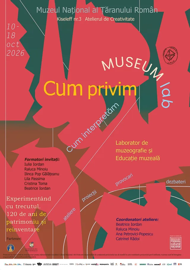 Un afiș roșu și verde cu text în limba română despre un laborator de muzeografie și educație muzeală organizat de Muzeul Național al Țăranului Român.