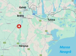 O hartă geografică prezintă regiunea de sud-est a României, indicând orașele Galați, Brăila, Tulcea și Hârșova, cu un simbol roșu circular marcat cu un obiect alb.