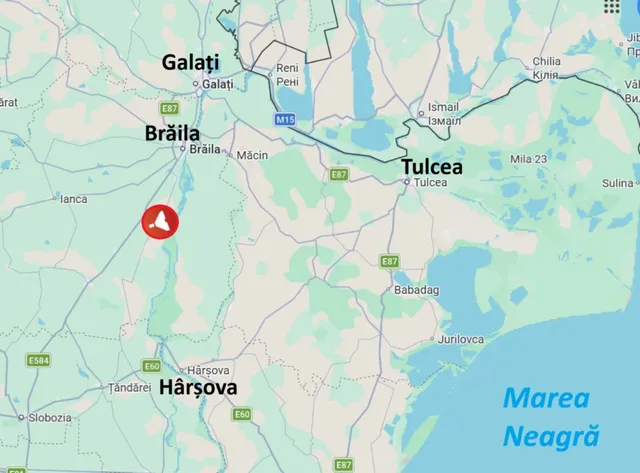 O hartă geografică prezintă regiunea de sud-est a României, indicând orașele Galați, Brăila, Tulcea și Hârșova, cu un simbol roșu circular marcat cu un obiect alb.