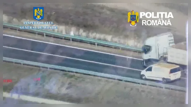 O vedere aeriană deasupra unei autostrăzi prezintă un camion alb și o dubă albă circulând pe banda de circulație.