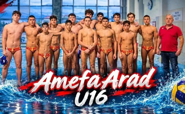 Un grup de adolescenți fără tricou și un bărbat în tricou roșu stau în rând într-o piscină cu apă.