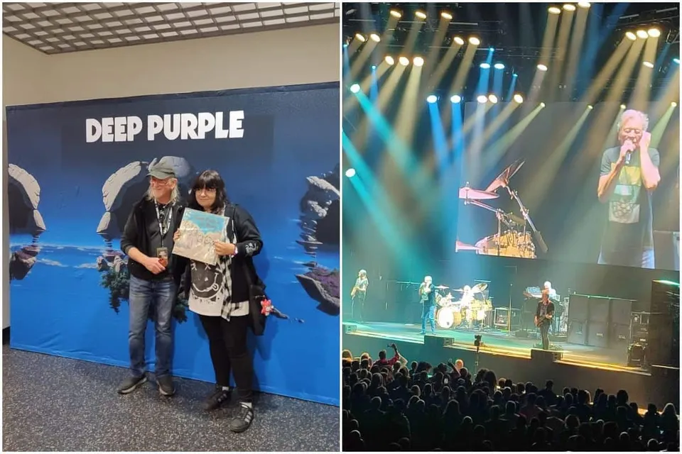 Două persoane stau în fața unui panou albastru cu textul Deep Purple, iar în partea dreaptă se vede un concert pe o scenă iluminată.