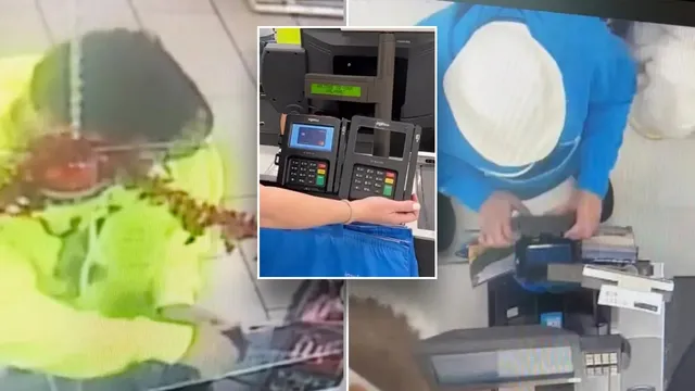 O persoană purtând o căciulă albă și un tricou albastru stă la o masă lângă un terminal de plată și un aparat de tip ATM.