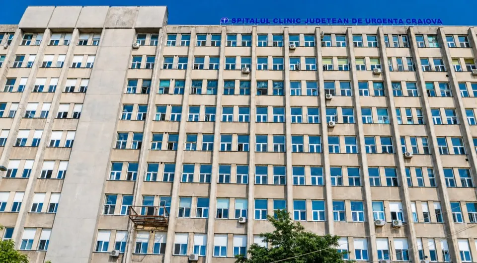 Edificiul Spitalului Clinic Județean de Urgență Craiova apare frontal, cu numeroase ferestre și o balustradă de lucru la etaj inferior.