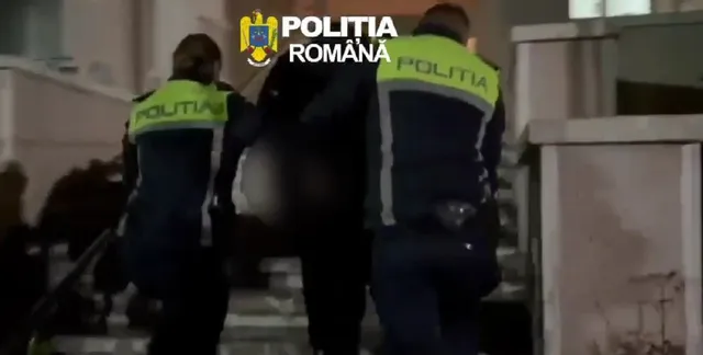 Trei persoane purtând uniformă în culori închise cu benzi reflectorizante verzi sunt poziționate în spatele unei alte persoane în noapte.