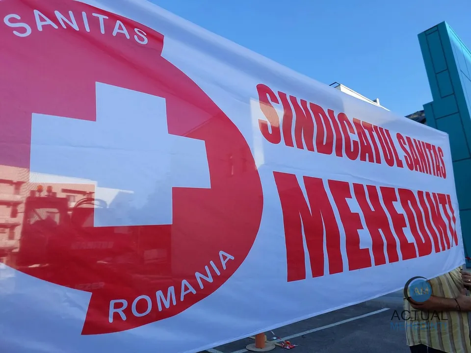 Un banner alb prezintă un cerc roșu cu o cruce albă și textul scris cu litere roșii.