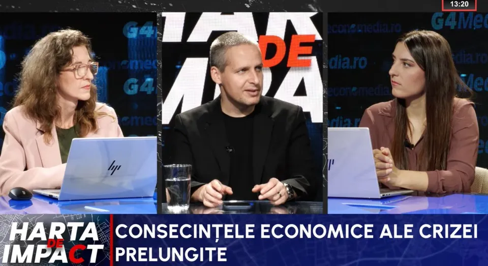 Trei persoane stau la o masă cu laptopuri și un pahar cu apă, în fața unui fundal cu textul Harta de Impact.
