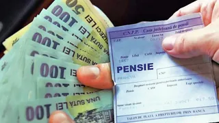 O persoană ține un talon de plată pentru pensie și mai multe bancnote de o sută de lei.