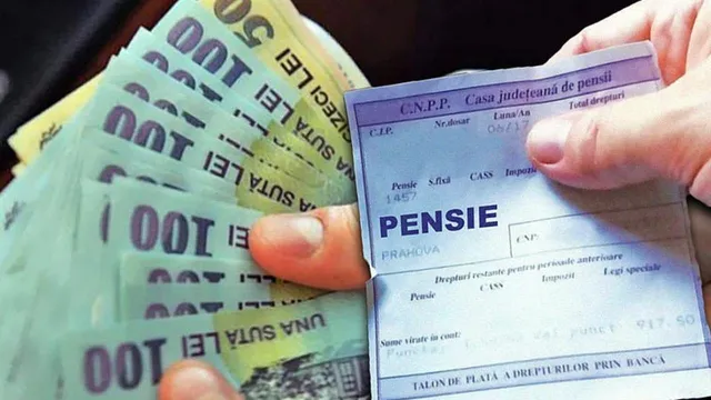 O persoană ține un talon de plată pentru pensie și mai multe bancnote de o sută de lei.