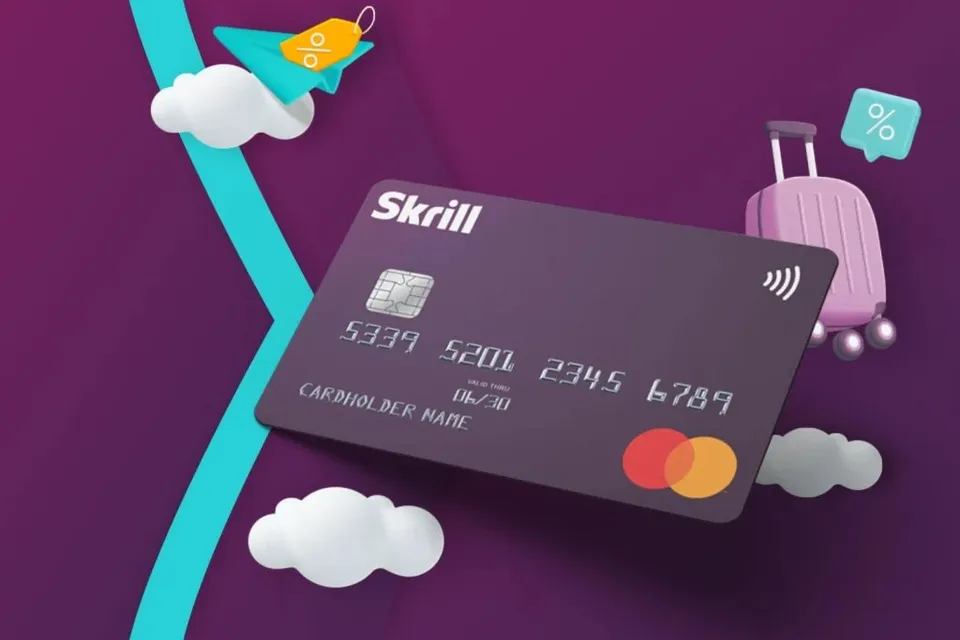 O carte de credit gri cu logo-ul Skrill plutește pe un fundal mov lângă un rucsac roz, nori albi și un simbol de procent.