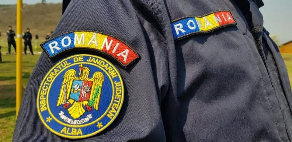 Uniforme ale Jandarmeriei Alba, cu însemnele instituției; fotografie ilustrativă furnizată de sursa știrii despre admitere.