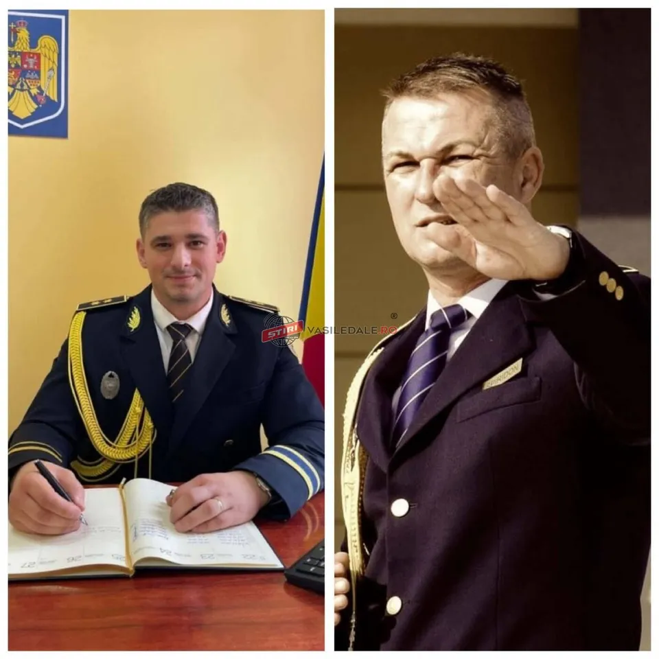 Un bărbat în uniformă de poliție stă la birou cu un registru deschis și un altul în uniformă făcând un salut militar.