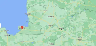 O hartă geografică arată Lituania, orașele Vilnius, Kaunas și Klaipėda, precum și regiunea Kaliningrad marcată cu un pin roșu.