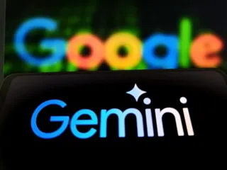 Logoul colorat Google este afișat pe un ecran în fundal, în timp ce textul alb Gemini apare pe un ecran negru în prim-plan.