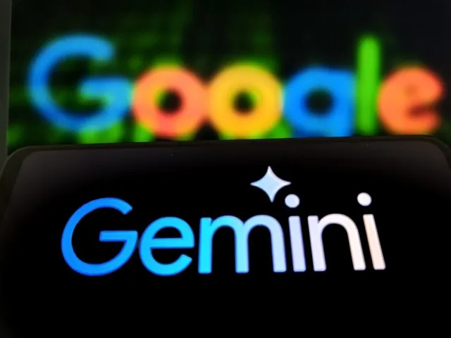 Logoul colorat Google este afișat pe un ecran în fundal, în timp ce textul alb Gemini apare pe un ecran negru în prim-plan.