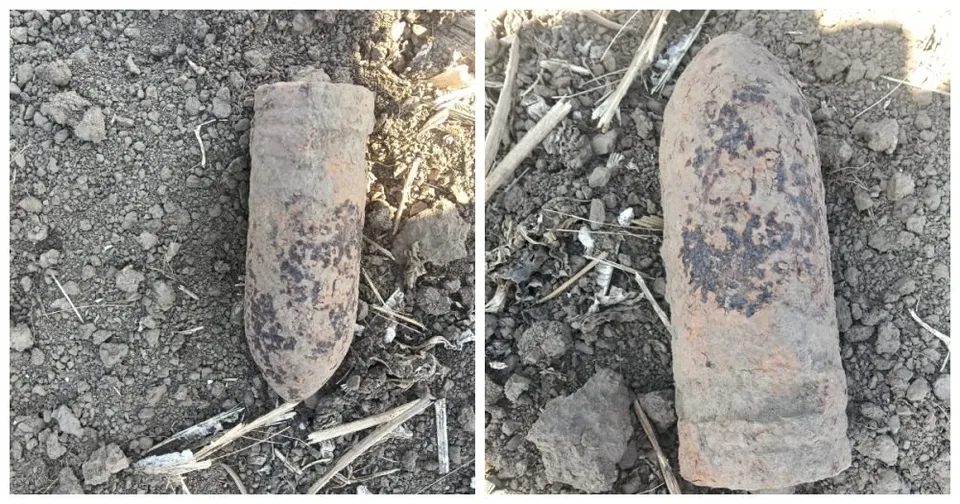 Două fotografii de tip colaj prezintă un obiect metalic cilindric, ruginit și pătat, întins pe un sol uscat cu resturi vegetale.