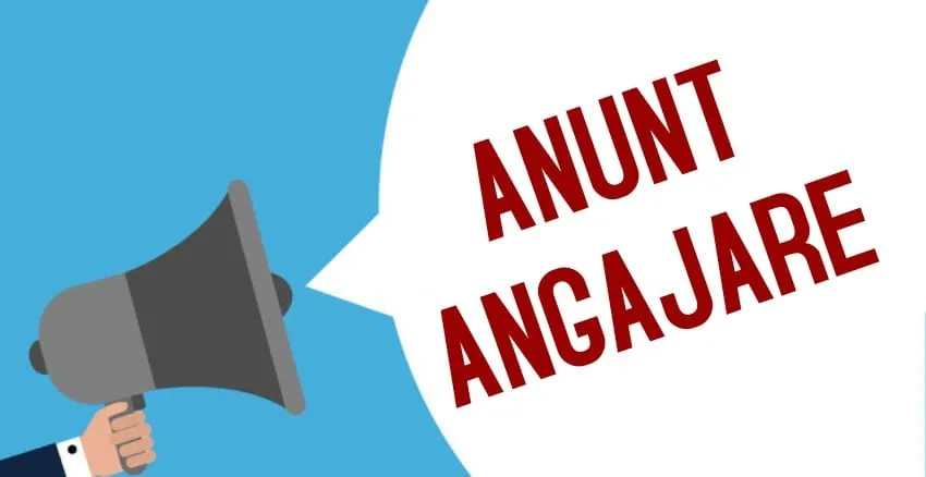 O mână ține un megafon gri în fața unui balon de vorbire alb pe un fundal albastru cu textul roșu scris.