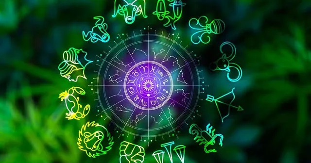 Simboluri ale zodiilor dispuse într-un cerc colorat pe un fundal verde difuz.