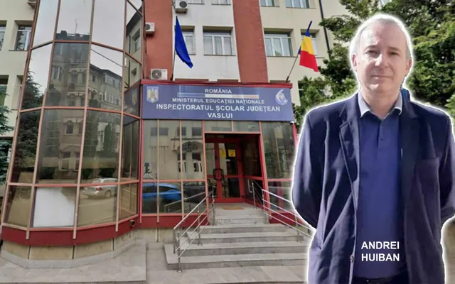 Un bărbat cu sacou închis și cămașă albastră stă în fața unei clădiri cu geamuri mari și un panou albastru pe care scrie text.