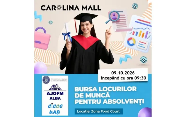 O femeie zâmbitoare poartă robă de absolvire și pălărie academică, stând în fața unui fundal decorat cu elemente grafice și text informativ.