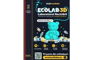 Un poster negru prezintă un ursuleț albastru de tip jucărie înconjurat de sticle de plastic și text informativ despre un proiect de reciclare.