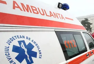 O parte din partea superioară a unei ambulanțe albe cu dungi roșii și un logo albastru cu simbolul star of life.