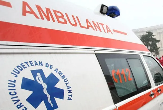 O parte din partea superioară a unei ambulanțe albe cu dungi roșii și un logo albastru cu simbolul star of life.