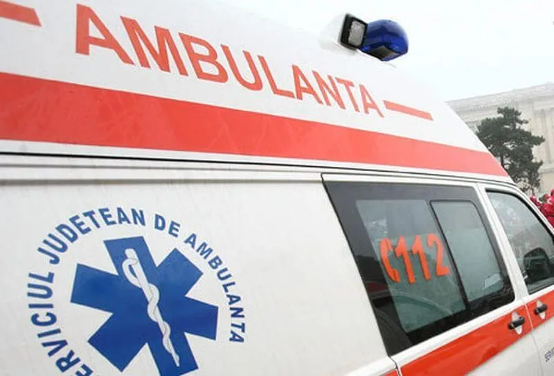 O parte din partea superioară a unei ambulanțe albe cu dungi roșii și un logo albastru cu simbolul star of life.