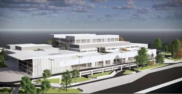 O reprezentare digitală a unui complex de clădiri albe, cu mai multe niveluri, înconjurat de arbori și drumuri pe un fundal de cer înnorat.