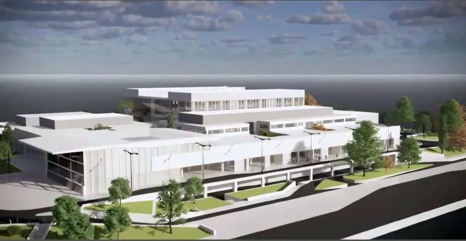 O reprezentare digitală a unui complex de clădiri albe, cu mai multe niveluri, înconjurat de arbori și drumuri pe un fundal de cer înnorat.