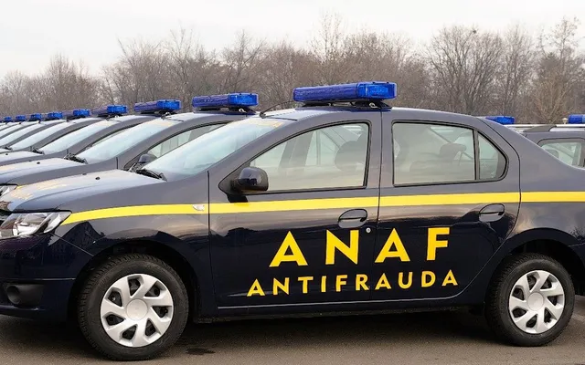 Un autoturism de culoare închisă cu inscripția ANAF ANTIFRAUDA și lumini albastre pe plafon este parcat într-o linie alături de alte vehicule similare.