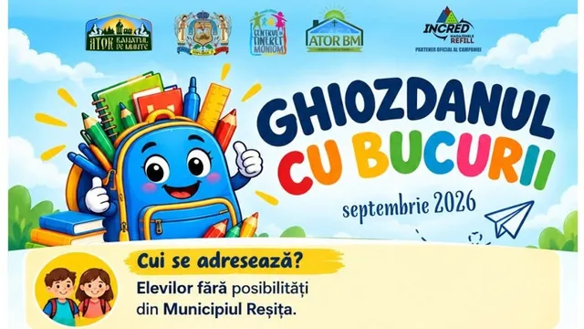 Un afiș colorat prezintă un rucsac albastru zâmbind, înconjurat de rechizite precum cărți, creioane și o sticlă de apă, pe un fundal cu nori și cer.
