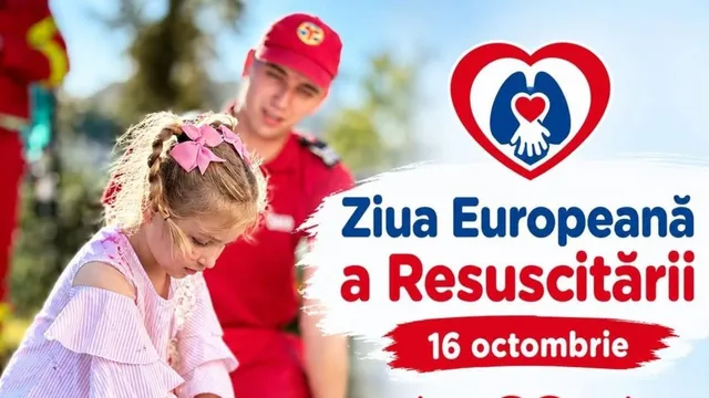 Un băiat cu șapcă roșie stă lângă o fetiță cu părul blond și funde roz într-un decor exterior luminos.