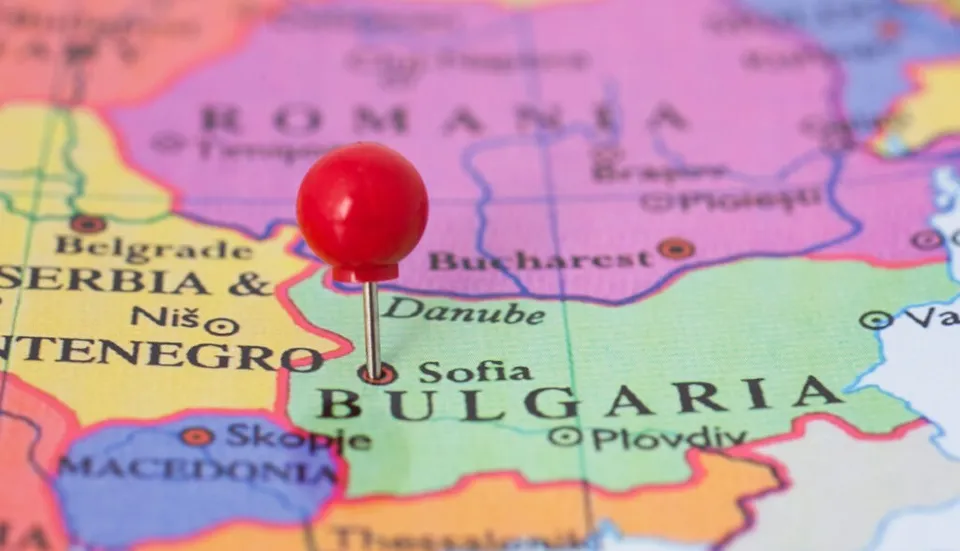 Un pin roșu este înfipt pe o hartă colorată de la Sofia, Bulgaria.