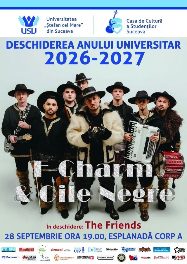 Șase bărbați îmbrăcați în haine tradiționale cu accesorii din blană poartă instrumente muzicale pe un fundal alb.