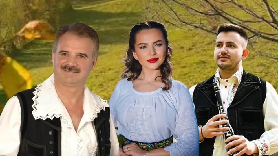 Trei persoane purtând haine tradiționale stau în față, în timp ce un bărbat din dreapta ține un clarinet negru.