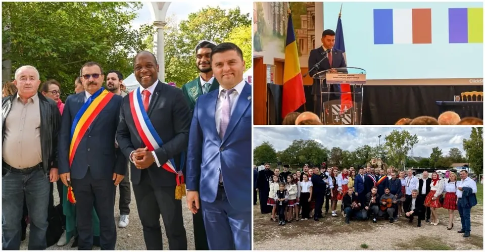 Un grup de bărbați în costume și sacouri stau în fața unor copaci, în timp ce un alt bărbat vorbește la un podium lângă steaguri.