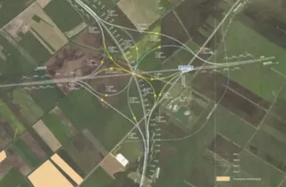 O hartă a unui traseu rutier care traversează terenuri agricole și zone verzi cu diverse ramificații și intersecții marcate.