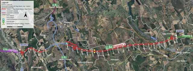 O hartă satelit cursivă prezintă un traseu de autostradă marcat cu linii roșii și secțiuni gri pe un peisaj rural cu câmpuri și păduri.