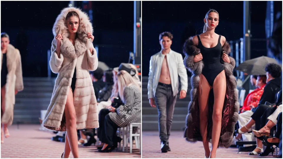 Patru modele defilează pe o pistă de catwalk, purtând diverse haine, în timp ce un public stă așezat pe scaune în fundal.